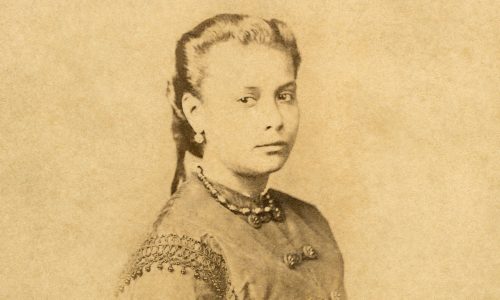 Chiquinha Gonzaga é uma figura icônica na história da música brasileira, conhecida como uma das primeiras compositoras populares do país.